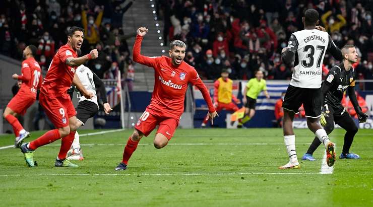 Vào! Một đường bóng bật ra đã sửa lưng tất cả mọi người, ngoại trừ Angel Correa (Atl. Madrid), anh chớp lấy thời cơ và sút bóng tung lưới khung thành bỏ trống. 2:2.