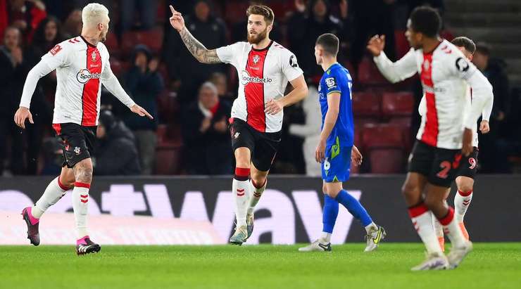 Duje Caleta-Car (Southampton) đón đường treo bóng vào từ quả phạt góc và tung một cú sút về phía khung thành. Nỗ lực của anh đã đánh bại thủ môn và đưa bóng vào ngay giữa mành lưới!