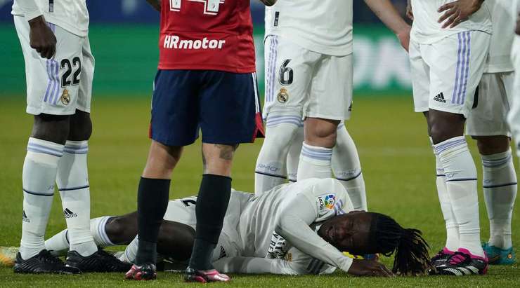 Có vẻ như Eduardo Camavinga (Real Madrid) đang gặp khó khăn sau khi bị choáng. Chúng ta sẽ xem liệu anh ấy có thể vượt qua không.