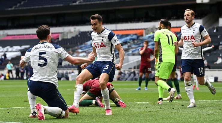 Vào! Pierre-Emile Hojbjerg (Tottenham) đã có mặt đúng lúc đúng chỗ để chộp lấy bóng bật ra trong vòng cấm, và anh ấy sút bóng thành bàn. Tỉ số là 2:0.