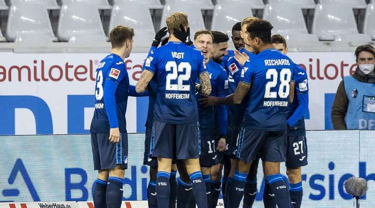 Vào! David Raum (Hoffenheim) chớp cơ hội sau một tình huống bóng bật ra trong vòng cấm và đánh bại thủ môn với một cú sút vào mé trong cột dọc bên phải. Tỉ số đã được nâng lên: 0:1.