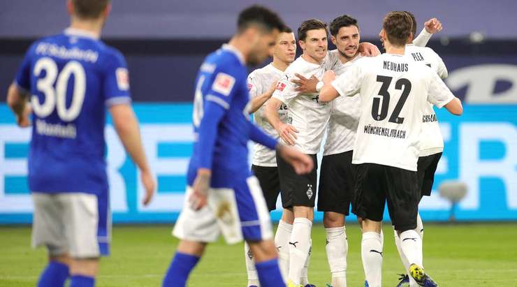 Vào! Lars Stindl (B. Monchengladbach) sút bóng bật ra vào góc phải phía trên sau khi bóng đến chỗ anh ấy trong vòng cấm. Tỉ số là 0:1.