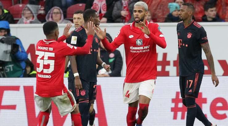 VÀO! Bóng được treo vào từ quả phạt góc và Jerry St. Juste (Mainz) chạy chỗ rất tốt để tung một cú đánh đầu hoàn hảo vào góc phải cầu môn. Tỉ số của trận đấu đã được nâng lên: 1:3.