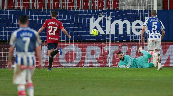 Vào! Đường trả bóng về tuyến hai từ đường biên ngang của Enric kiến tạo cơ hội cho Roberto Torres (Osasuna) dễ dàng sút bóng vào chính giữa khung thành. Tỉ số là 1:0.
