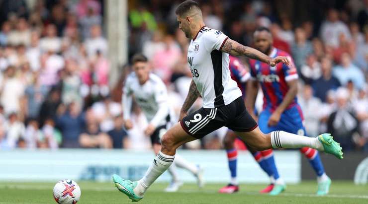 Vào! Aleksandar Mitrovic (Fulham) giành chiến thắng trên chấm phạt đền bằng một cú sút không thể cản phá, vượt qua tầm với của thủ môn Sam Johnstone vào góc cao bên trái.