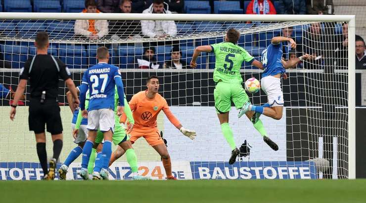 Christoph Baumgartner (Hoffenheim) ghi bàn từ một vị trí rất khó. Anh ấy bật cao để đánh đầu sau một quả tạt, đưa bóng vượt qua tầm với của thủ môn vào lưới.