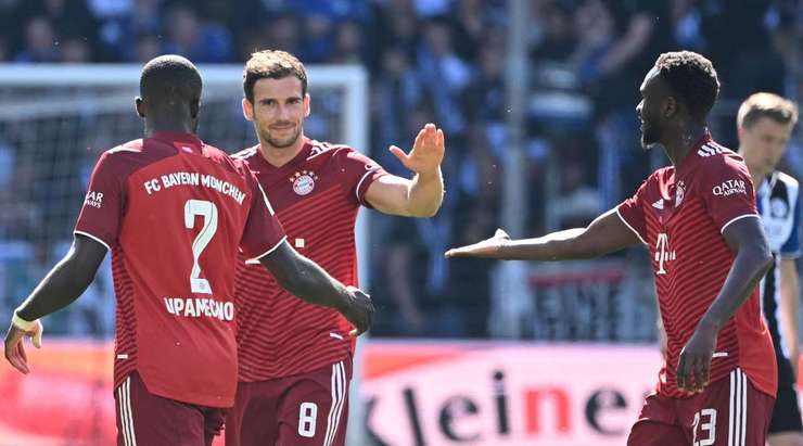 Trọng tài Matthias Jollenbeck ra hiệu bàn thắng sẽ được tính sau khi xem lại băng ghi hình VAR và các cầu thủ Bayern Munich đã có thể ăn mừng!