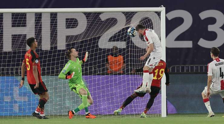 Vào! Giorgi Guliashvili (Georgia) đón một đường chuyền và nó cho phép anh ấy dứt điểm vào lưới trống với một cú đánh đầu cự li gần. Tỉ số đã thay đổi thành 2:2.