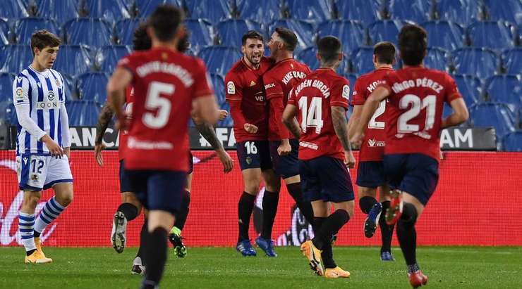 Vào! Một sai lầm từ hàng phòng ngự đã biếu không một cơ hội cho Jonathan Calleri (Osasuna). Cầu thủ này đã rất bình tĩnh và dễ dàng đệm bóng vào lưới từ cự li gần. 0:1.