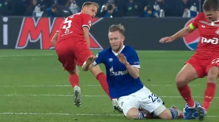 Benedikt Howedes (Lokomotiv Moscow) nhận thẻ vàng sau tình huống vào bóng thô bạo. Anh sẽ phải hết sức cẩn thận trong thời gian thi đấu còn lại.