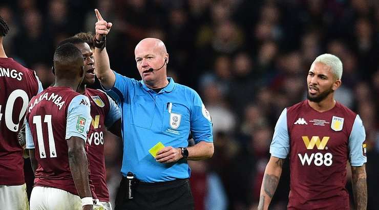 Marvelous Nakamba (Aston Villa) rất may mắn mới được ở lại trên sân sau cú chuồi bóng ác ý bằng cả 2 chân, hạ gục một cầu thủ đối phương.