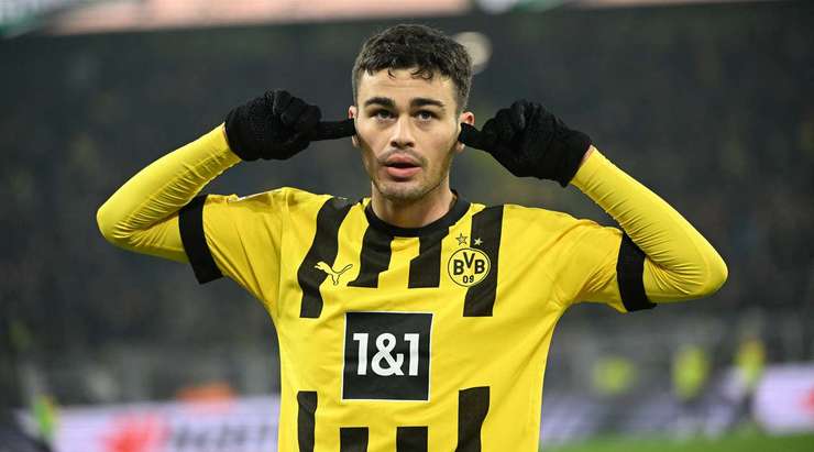 Vào! Giovanni Reyna (Dortmund) đã không do dự tung cú sút ngay ngoài vòng cấm. Đó là một cú sút căng tuyệt đẹp vào sát góc trái khung thành, đánh bại thủ môn đối phương.