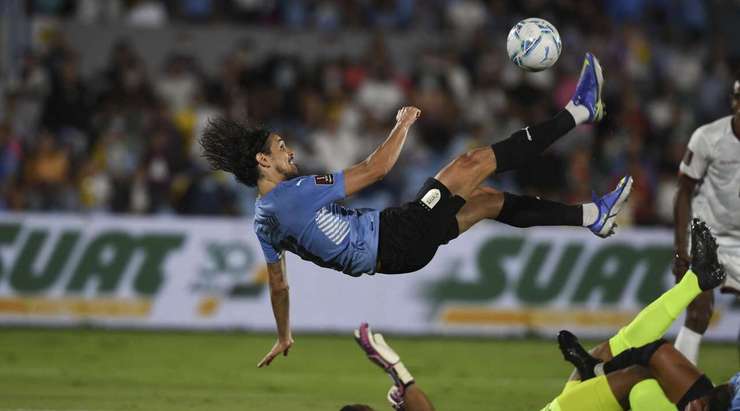 Một BÀN THẮNG xuất sắc! Edinson Cavani (Uruguay) chạy chỗ hợp lý để nhận bóng trong vòng cấm và ghi bàn với một cú vô-lê cắt kéo tuyệt đẹp. Tỉ số lúc này là 3:0.