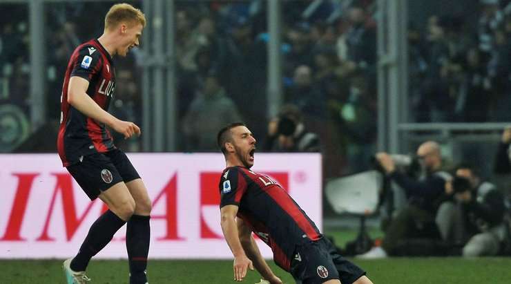 Vào! Sau khi nhận một đường chuyền tốt, Mattia Bani (Bologna) nhanh chân tung một cú sút chìm vào chính giữa khung thành, đưa bóng lọt qua người thủ môn. Khi có may mắn thì đúng là sút kiểu gì cũng vào!