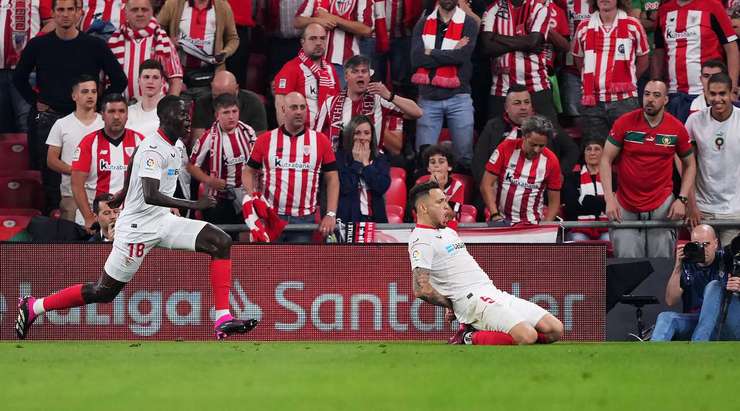 Vào! Lucas Ocampos (Sevilla) tinh quái dừng lại một nhịp trước khi sút, chờ cho thủ môn Unai Simon đổ người trước khi bình tĩnh đưa bóng vào góc thấp bên phải.