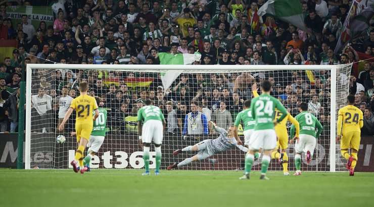 Sergio Canales (Betis) bình tĩnh chuyển hóa thành công quả phạt đền. Cú sút của anh đi hiểm hóc vào phía trong cột dọc bên trái, khiến thủ môn đành phải bó tay.