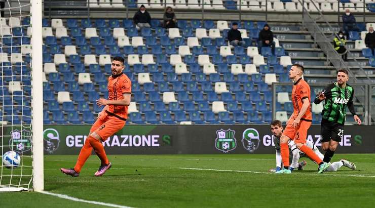 Domenico Berardi (Sassuolo) đón một đường chuyền trong vòng cấm và sút bóng vào góc trái phía dưới. Thủ môn đã không thể làm được gì.