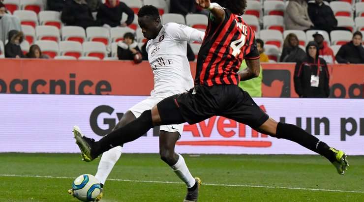 Ibrahima Niane (Metz) đón bóng trong vòng cấm và bình tĩnh dứt điểm vào gần cột dọc bên trái.