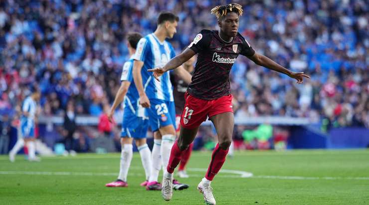 Nico Williams (Ath Bilbao) có một chút khoảng trống tại rìa vòng cấm và nã bóng hiểm hóc vào góc phải phía trên. Tuyệt vời!