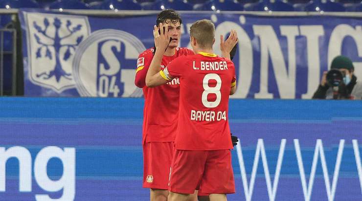 Một tuyệt phẩm ngay ngoài vòng cấm! Patrik Schick (Bayer Leverkusen) sút bóng với một tốc độ và lực sút kinh hoàng vào phía trong cột dọc bên phải.