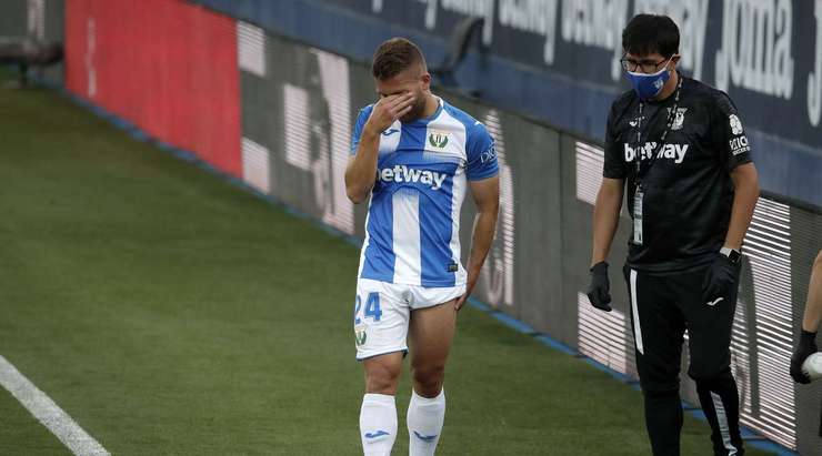Vấn đề cho Javier Aguirre khi Kevin Rodrigues không thể thi đấu nữa. Chấn thương của anh ấy quá nghiêm trọng và Bryan Salvatierra (Leganes) thay thế anh ấy.