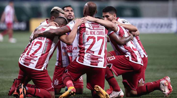 Vào! Sau khi nhận một đường chuyền tốt, Jose Correa (Independiente Petrolero) tung một cú sút đi thẳng vào sát mé trong cột dọc bên trái. Một tình huống phối hợp đồng đội tuyệt vời!