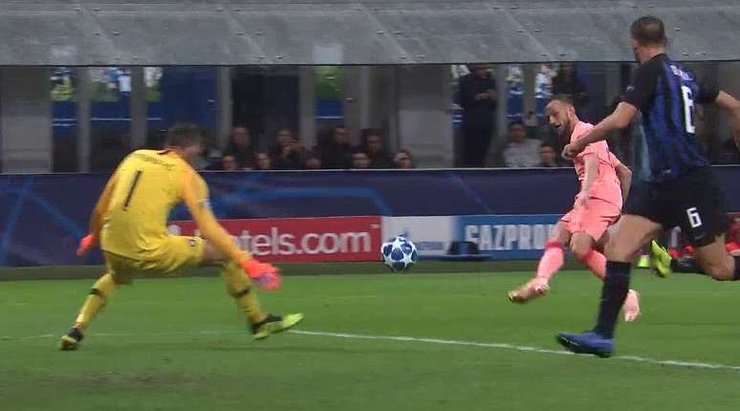 Ivan Rakitic (Barcelona) nỗ lực gom bóng từ một đường chuyền thiếu chính xác ở bên trong vòng cấm trước khi tung một cú sút rất nguy hiểm vào chính giữa khung thành. Dù vậy, thủ môn Samir Handanovic đã phán đoán được tình huống và đổ người cứu thua xuất sắc.