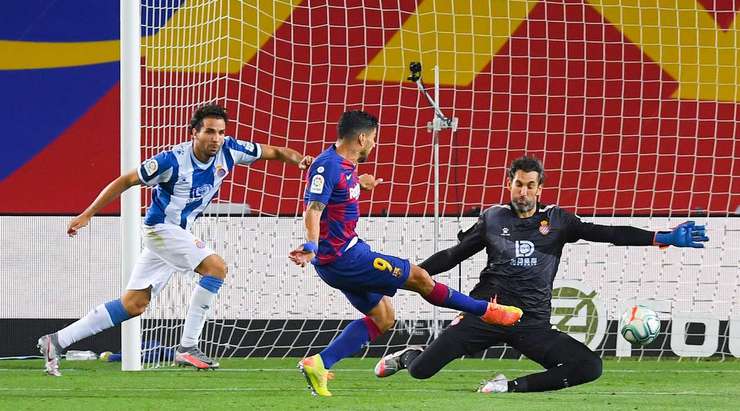 Vào! Luis Suarez (Barcelona) đã có mặt đúng lúc đúng chỗ để lấy bóng bật ra trong vòng cấm, và anh ấy sút bóng vào bên phải khung thành. Tỉ số là 1:0.