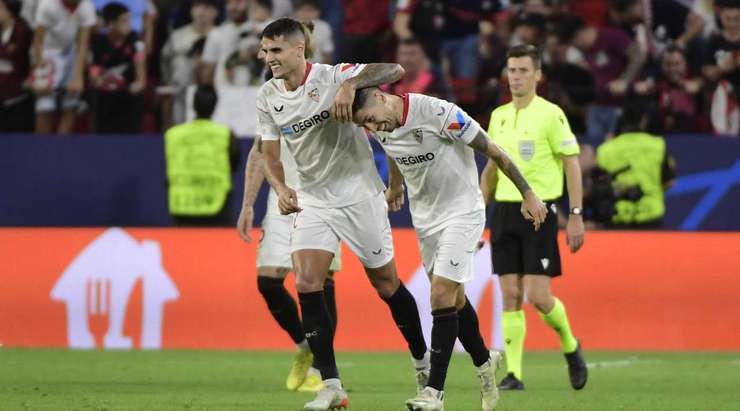 Vào! Gonzalo Montiel (Sevilla) sút bóng bật ra vào phía trong cột dọc bên phải sau khi bóng đến chỗ anh ấy trong vòng cấm. Tỉ số là 3:0.