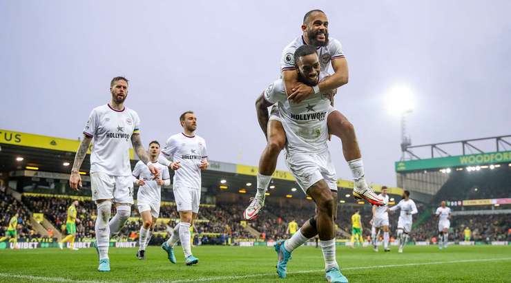 VÀO! Ivan Toney (Brentford) đá phạt đền thành công với một cú sút chìm về phía góc trái của khung thành.