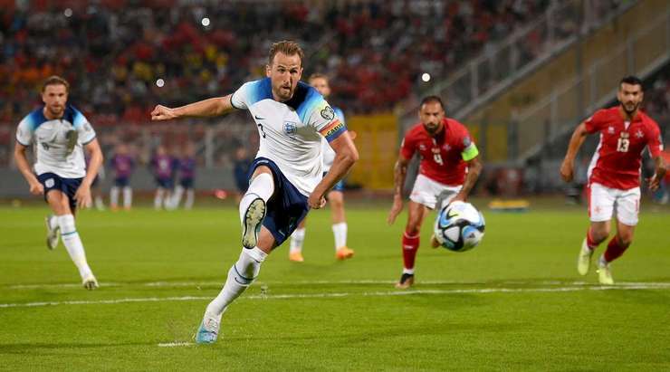 Vào! Harry Kane (Anh) sút bóng vào chính giữa khung thành, vượt qua tầm với của thủ môn Henry Bonello đã lỡ trớn.