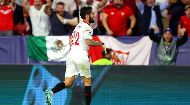 Một pha dứt điểm xuất sắc! Isco (Sevilla) khống chế gọn gàng đường chuyền từ Marcos Acuna tại rìa vòng cấm, sau đó, anh tung một cú sút căng vào góc cao bên phải khung thành. Tỉ số là 2:0.