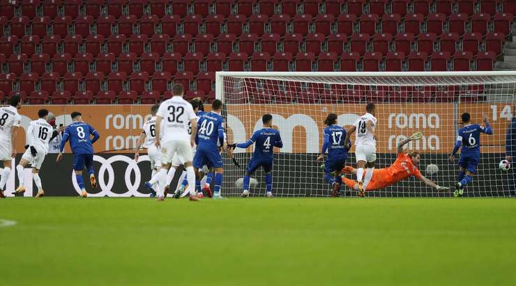 Suat Serdar (Schalke) nỗ lực đánh đầu phá bóng sau một quả tạt của đối phương vào trong vòng cấm, nhưng thay vì vậy, anh lại vô tình đưa bóng vào sát góc phải khung thành. Thủ môn đã hoàn toàn bất lực trong tình huống vừa rồi.