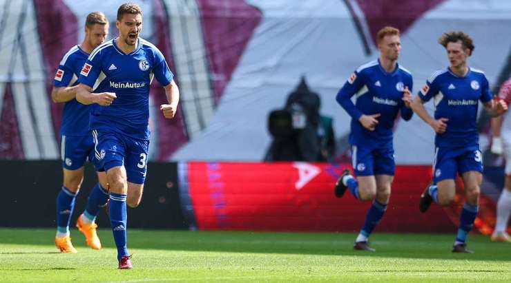 Marcin Kaminski (Schalke) bật cao hơn các hậu vệ đối phương trong vòng 5m50 để đón quả phạt góc và ghi bàn với một cú đánh đầu rất tốt vào nóc lưới. Thủ môn đã không kịp phản ứng trong tình huống vừa rồi. Tỉ số bây giờ là 2:1.