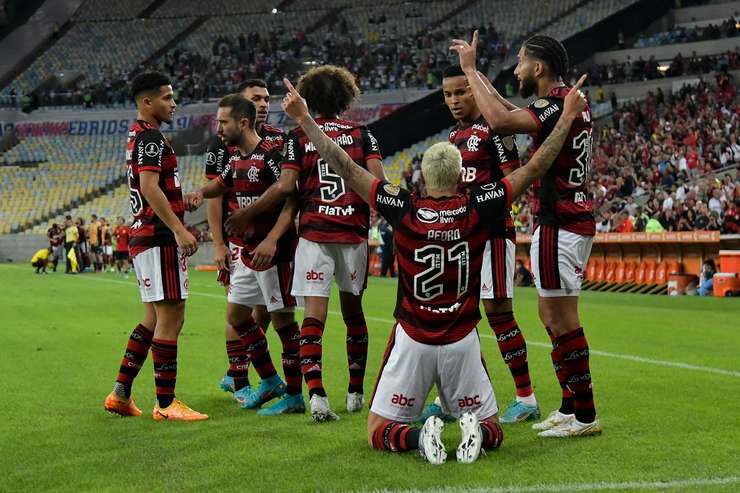 Một nỗ lực cá nhân đáng kinh ngạc của Pedro (Flamengo RJ) kết thúc với một cú sút từ trong vòng cấm. Bóng đi rất căng vào góc cao bên trái khung thành và thay đổi tỉ số thành 3:0. Thủ môn Sebastian Andres Perez Kirby đã không thể làm được gì.