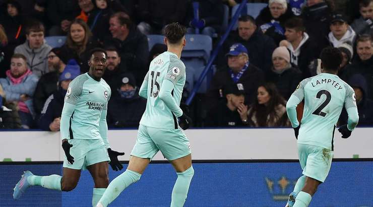 Đó là một bàn thắng! Tỉ số được nâng lên 1:1. Danny Welbeck (Brighton) đón đường căng ngang rất tốt từ Neal Maupay và tung một cú đánh đầu từ cự li gần. Bóng đi trúng cột dọc và dội vào góc thấp bên trái. Thủ môn Kasper Schmeichel đã hoàn toàn bó tay.