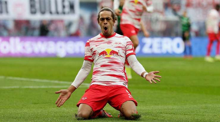 Trọng tài Christian Dingert ra hiệu bàn thắng sẽ được tính sau khi xem lại băng ghi hình VAR và các cầu thủ RB Leipzig đã có thể ăn mừng!