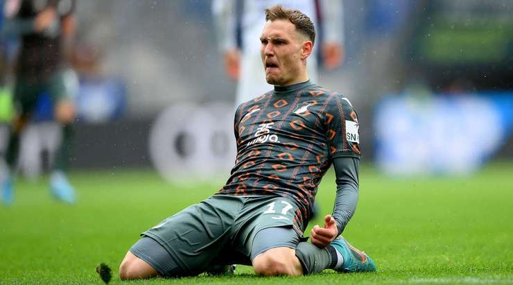 David Raum (Hoffenheim) khống chế bóng gọn gàng sau một đường chuyền sắc bén của đồng đội tại rìa vòng cấm và cứa bóng vào góc cao bên phải khung thành, theo một phong cách đã thành thương hiệu của anh.
