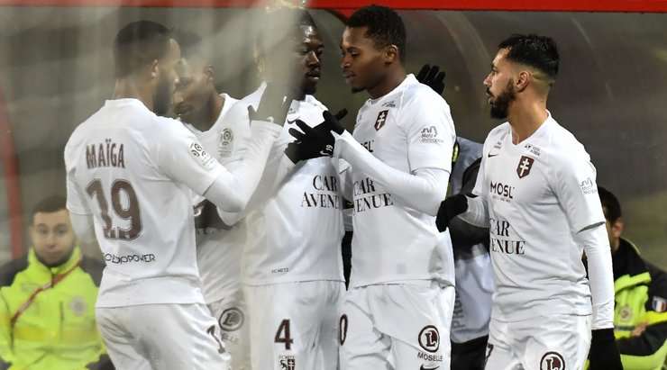 Habibou Mouhamadou Diallo (Metz) đối mặt với thủ môn và ra chân rất nhanh, gọn gàng đưa bóng vào lưới!