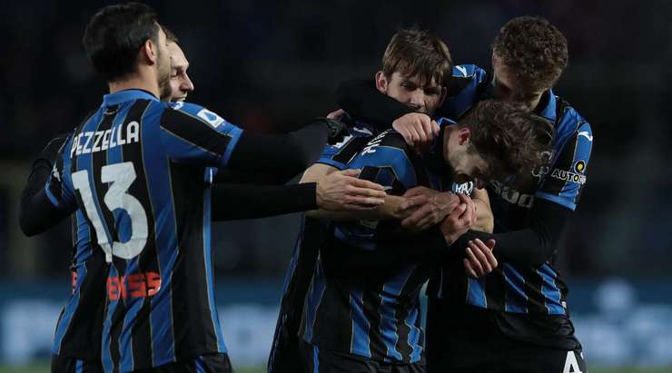 Vào! Aleksey Miranchuk (Atalanta) len lỏi qua các cầu thủ đối phương trước khi tung một cú sút tuyệt diệu từ rìa vòng cấm vào phía trong cột dọc bên phải. Thủ môn Wladimiro Falcone đã không có cơ hội nào để chạm vào quả bóng. Tỉ số là 4:0.