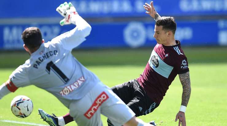 Vào! Iago Aspas thực hiện một đường chuyền đến chân Santi Mina (Celta Vigo) và cầu thủ này tung một cú sút từ trong vòng cấm, đưa bóng vào phía trong cột dọc bên phải. Tỉ số là 0:3.