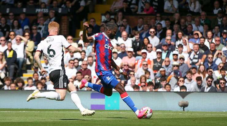 Odsonne Edouard (Crystal Palace) nhận bóng trong vòng cấm, anh xoay trở rất nhanh nhẹn và dễ dàng găm bóng vào góc cao bên trái khung thành.
