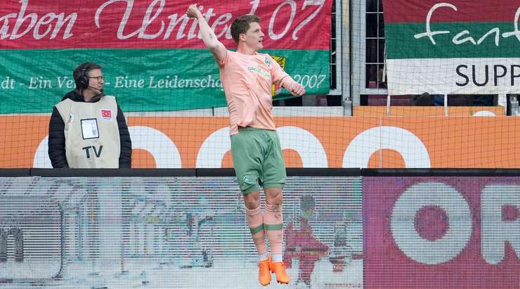 Nó đã đi vào lưới! Leonardo Bittencourt chuyền bóng dọn cỗ cho Jens Stage (Werder Bremen), người có một pha dứt điểm dễ dàng với một cú đánh đầu vào lưới trống. Tỉ số là – 1:1.