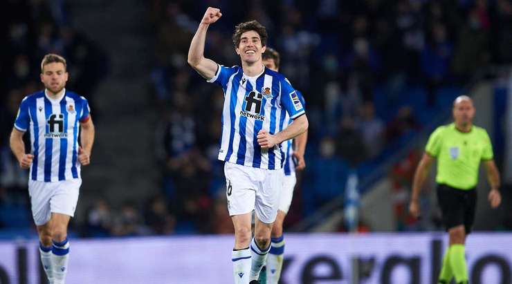 Vào! Aritz Elustondo (Real Sociedad) ghi bàn với một cú sút tuyệt vời vào góc cao bên trái sau khi được giải thoát trong vòng cấm bởi một đường chuyền bổng xuất sắc từ Alexander Isak. Tỉ số bây giờ là 1:0.