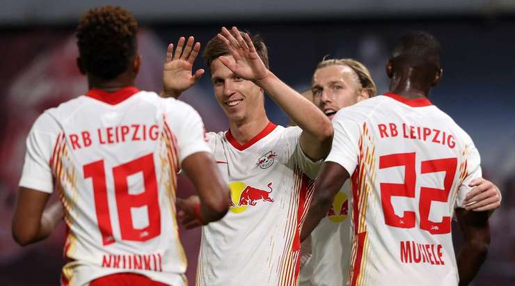 Đốt lưới nhà! Can Bozdogan (Schalke) có vẻ như đang có một ngày thi đấu quá xui xẻo khi anh vô tình đưa một chuyền của đối phương vào thẳng lưới nhà. Tỉ số đã thay đổi thành 1:0.