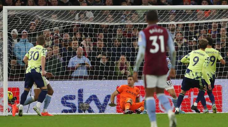 Patrick Bamford (Leeds) ghi bàn! Patrick Bamford (Leeds) được kiến tạo bởi Joe Gelhardt và anh ấy đã cho thấy sự bình tĩnh tuyệt vời trong vòng cấm để sút vào bên trái mành lưới. 2:1.