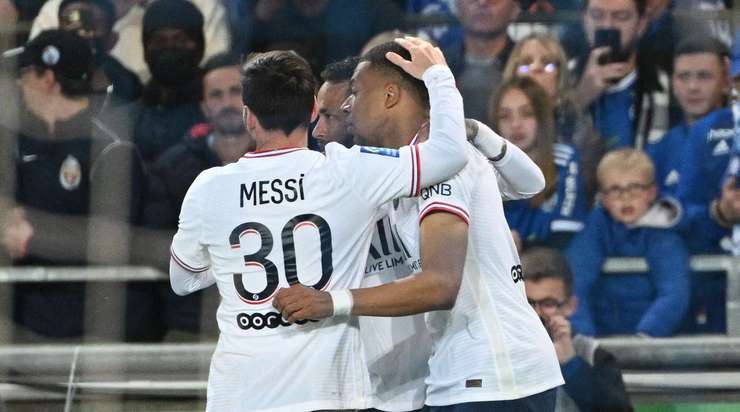 Vào! Neymar vừa có một đường chọc khe thông minh cho Kylian Mbappe (Paris SG), anh xâm nhập vòng cấm và tung một cú sút chìm chuẩn xác vào chính giữa khung thành, đưa bóng nằm gọn trong lưới. Tỉ số là 1:1.