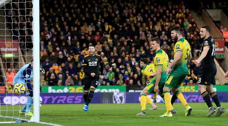 Romain Saiss (Wolves) phản ứng rất nhanh sau đường chuyền bị đổi hướng của Joao Moutinho và từ sau lưng thủ môn, anh trình diễn một cú đánh đầu ở cự ly gần, đưa bóng vào góc thấp bên trái khung thành. Tỉ số là 1:1.