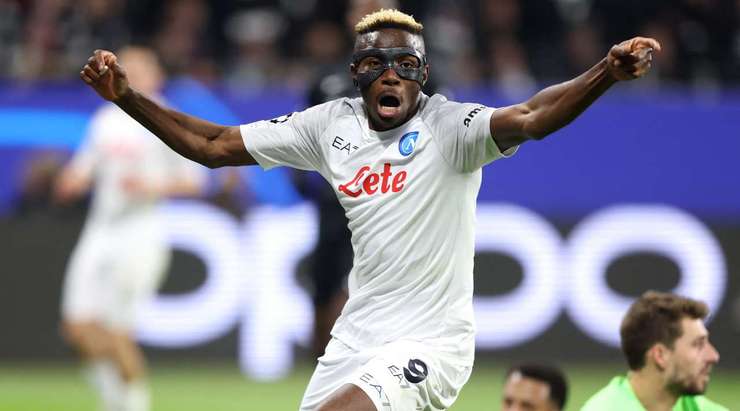 Vào! Hirving Lozano chuyền bóng đến chân của Victor Osimhen (Napoli), người đứng trước mành lưới trống và không gặp khó khăn đệm bóng vào khung thành. 0:1.