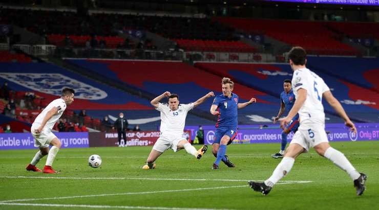 Vào! James Ward-Prowse (Anh) đón một đường chuyền chuẩn xác và nhanh chóng sút bóng chìm vào phía trong cột dọc bên phải.